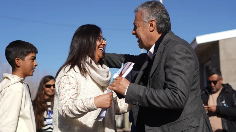 Alfredo Cornejo pidió “disculpas en nombre del Estado” por las demoras en entrega de viviendas