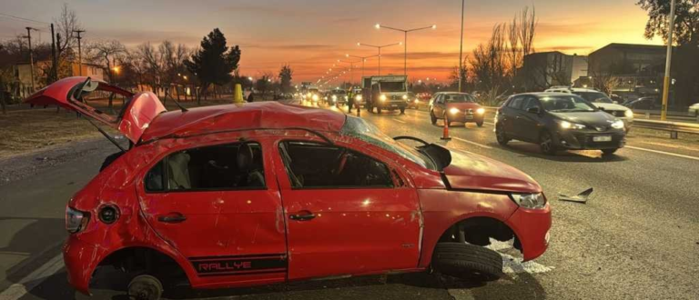 Fuerte accidente en el Acceso Sur: volcó y dio varios tumbos