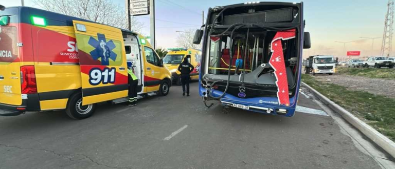 Un colectivo derrapó en el Acceso Sur y hay pasajeros heridos