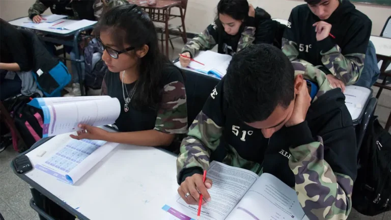 Endurecieron los requisitos para pasar de año en la secundaria: sólo se podrá tener dos previas