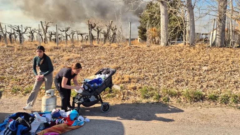 Evacuaron a dos familias con niños por un incendio que comenzó en un campo inculto en Luján de Cuyo