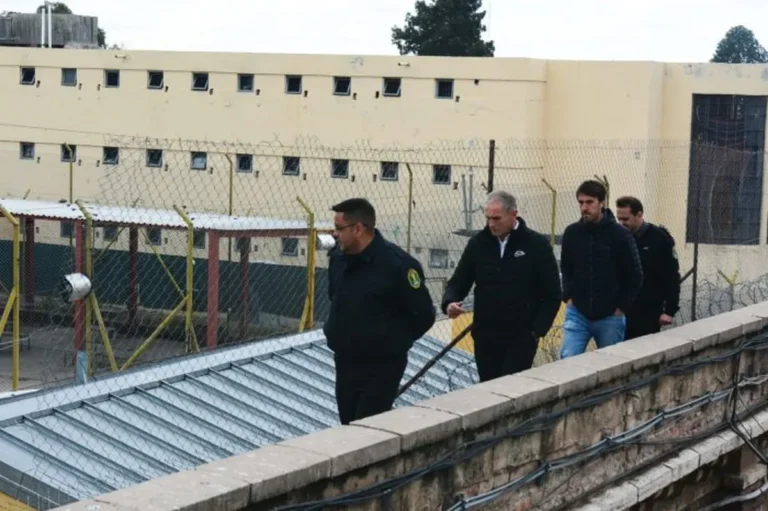 Seguridad adjudicó la licitación para inhibidores de señal de celulares por más de $2.000 millones
