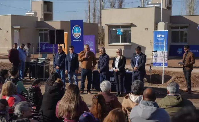 Cornejo entregó viviendas en Lavalle que habían sido interrumpidas por la Nación