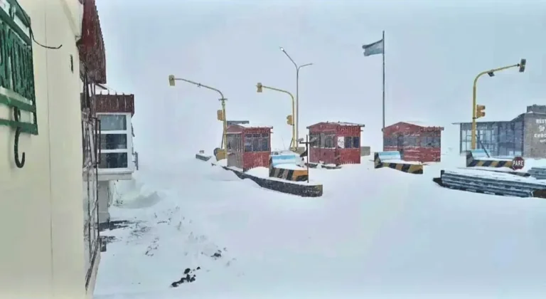 Ya se acumularon 50 centímetros de nieve en el Paso Cristo Redentor que permanece cerrado