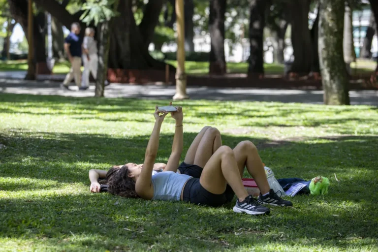 El tiempo en Mendoza para este jueves: más calor y con alertas por vientos