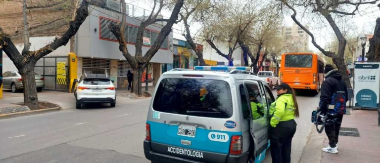 Una mujer fue atropellada por un colectivo en pleno centro de Mendoza