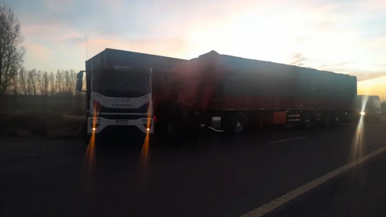 Un camión intentó pasar a otro en la ruta 7 y terminaron chocando