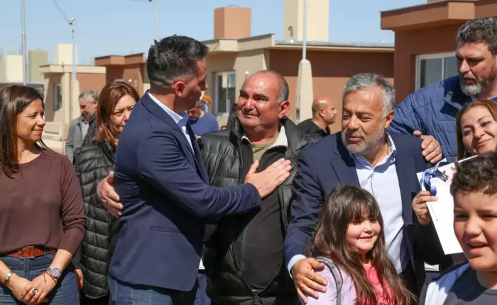 Cornejo entregó casas en Guaymallén: “Para que haya crédito hipotecario deben subir los sueldos”