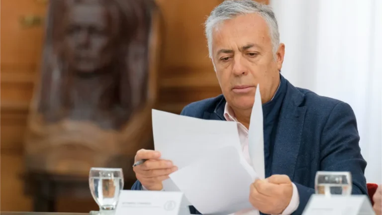 Alfredo Cornejo se aseguró por ley un crédito de U$S160 millones que irá a Salud y Educación