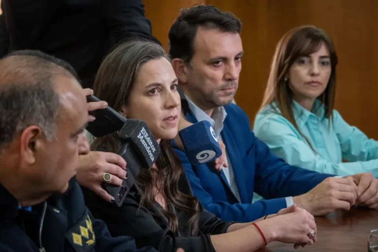 La palabra del Gobierno tras la tensión vivida en una escuela de La Paz por una adolescente que efectuó disparos