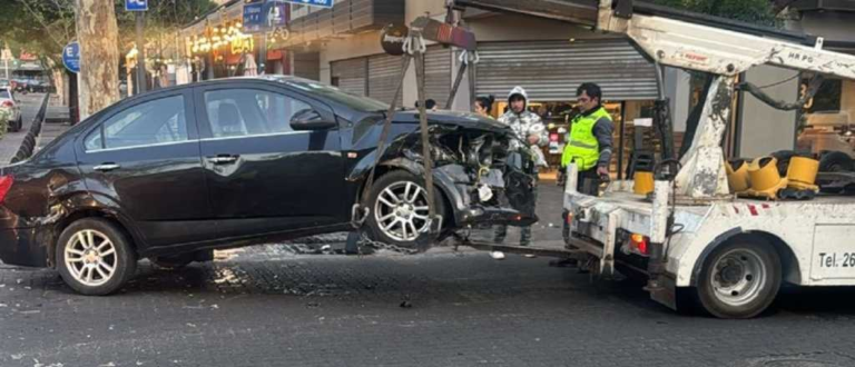 Fuerte accidente en Paso de los Andes y Arístides: tiró un semáforo