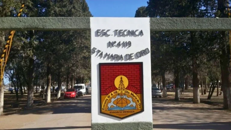 Detuvieron a un docente in fraganti mientras filmaba a alumnas en un colegio