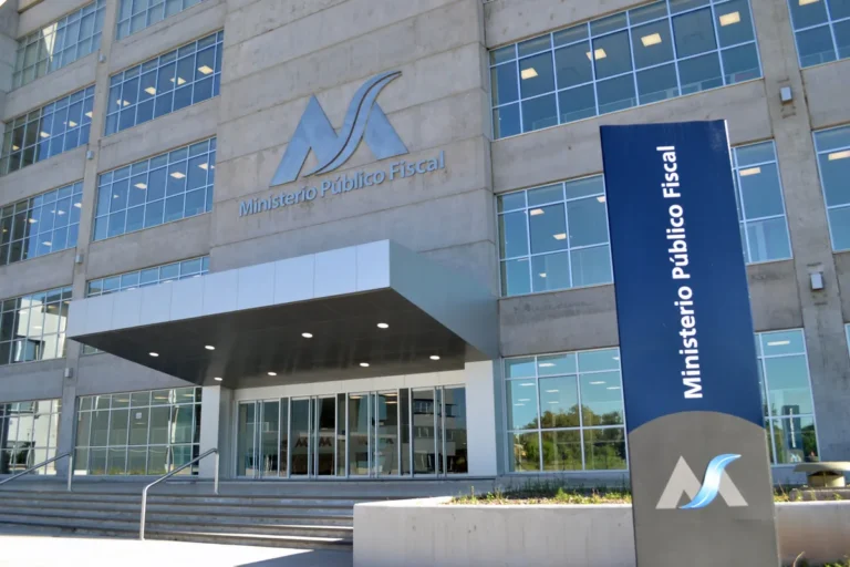 Alfredo Cornejo promulgó la ley que obliga a los jueces penales a trabajar por la tarde