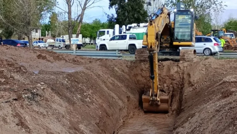 La reparación del socavón del Acceso Sur entre Luján y Godoy Cruz puede demorar hasta 5 días