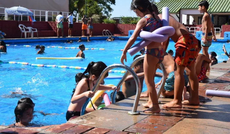 Escuelas de verano: exigen que haya un profesor y un auxiliar cada 10 chicos en la pileta
