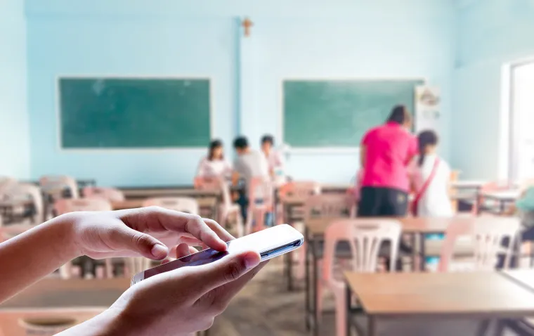 La DGE fijó nuevas pautas para el uso del celular en el aula
