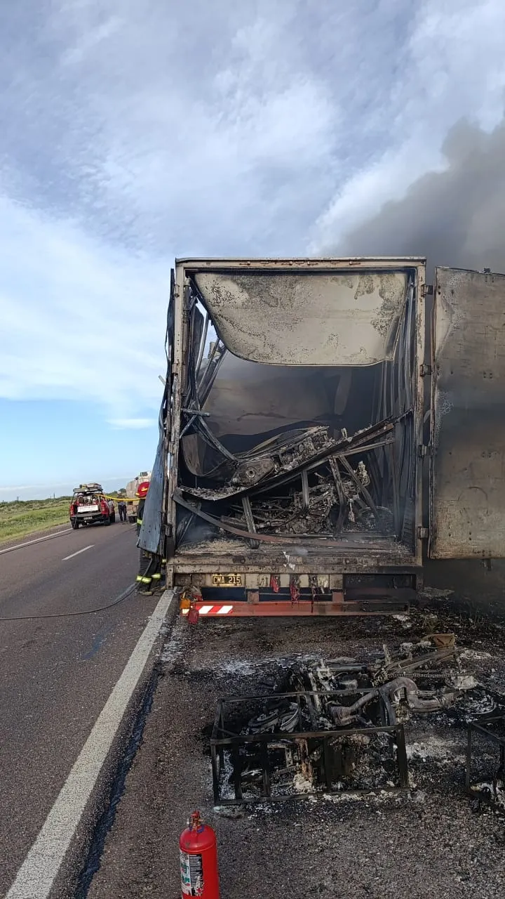 Se incendió un camión en la ruta 7: cargaba motos, que se incineraron