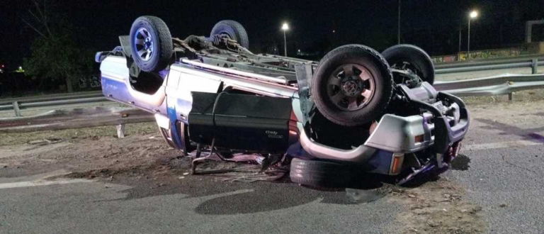 Volcó una camioneta con una familia en Acceso Sur