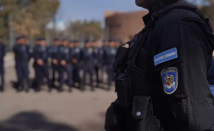 Buscan que la Policía de Mendoza pueda disparar sin avisar en algunas situaciones especiales