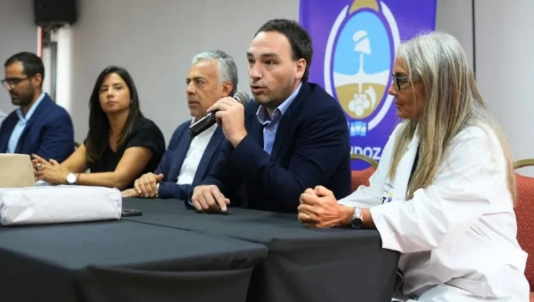 El ministro de Salud confrontó a los antivacunas y calificó de “payasada” la presentación en el Congreso